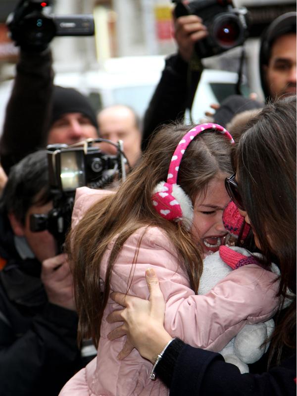 Suri Cruise Cries As Mom Katie Holmes Carries Her Into The Theater