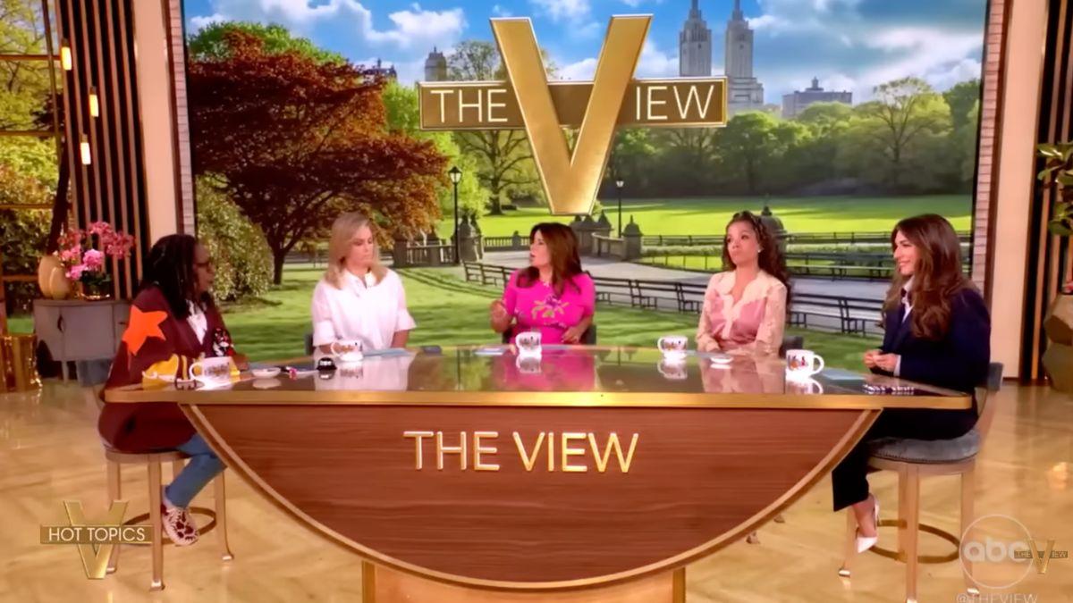 Photo of 'It gives like wannabe dictator, small dictator energy,' Ana Navarro said of the gold monument.