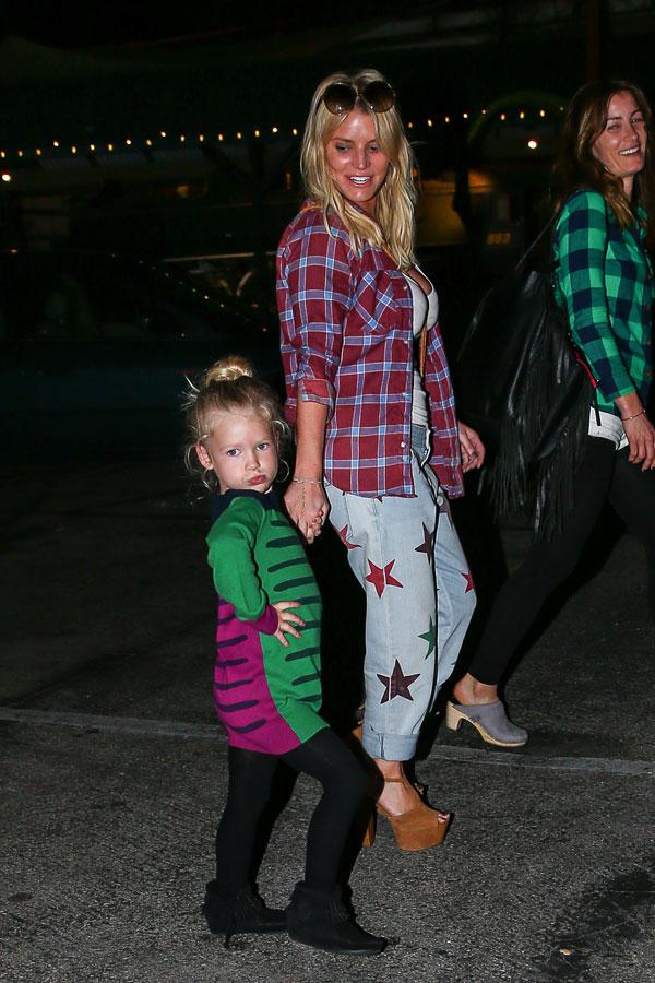 Jessica simpson daughter maxwell sassy posing dinner 01