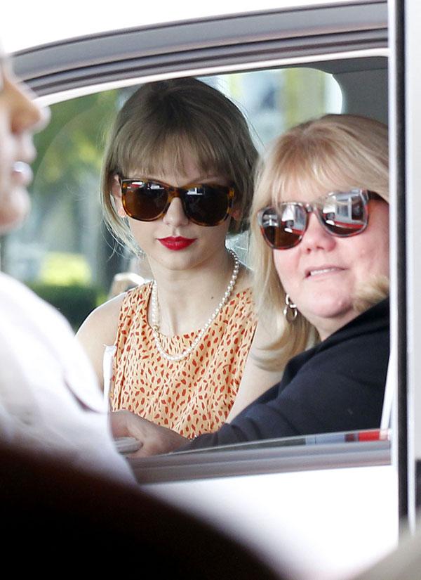 Taylor swift mom andrea cancer fame