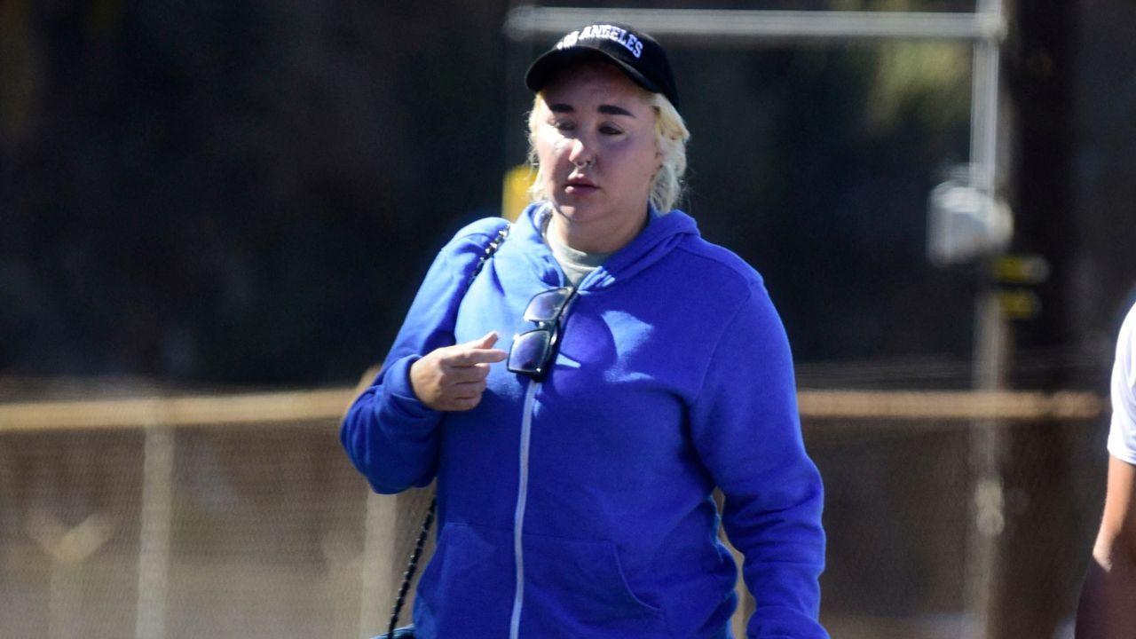 Image of Amanda Bynes first launched with clothes and purses. 