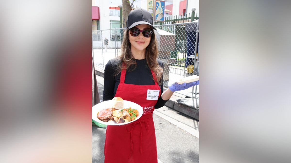 Image of Donna D'Errico volunteered on Skid Row for HOPE UNITED Los Angeles Mission & Hope the Mission.