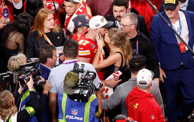 travis kelce kisses taylor swift cooking