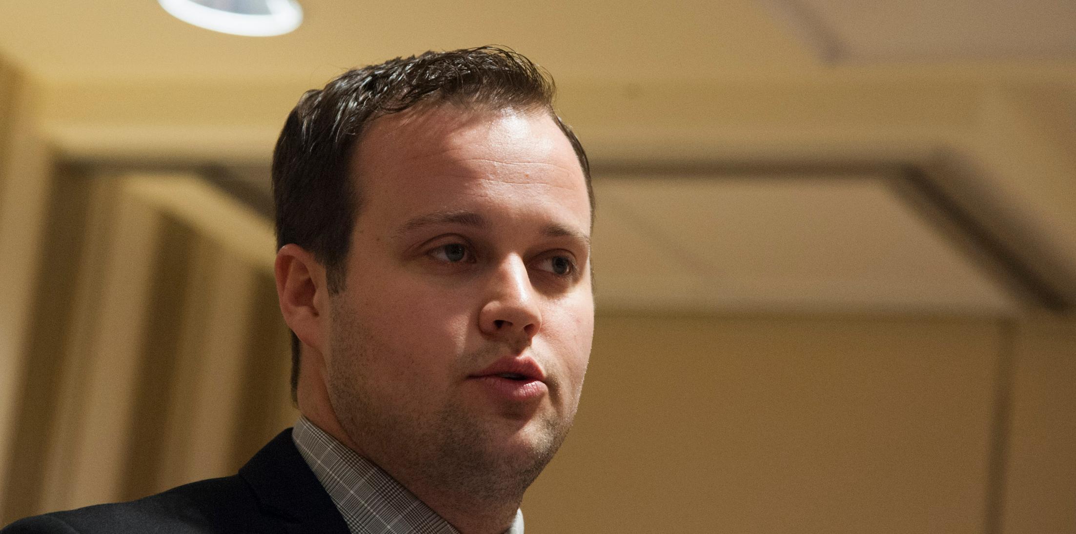 Josh Duggar's Sex Scandal Aftermath: No Smartphones Allowed