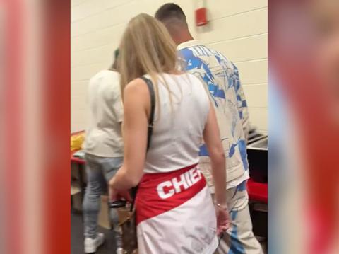taylor swift travis kelce chiefs game pays restaurant