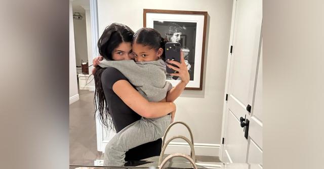 watch kylie jenner bonding two kids