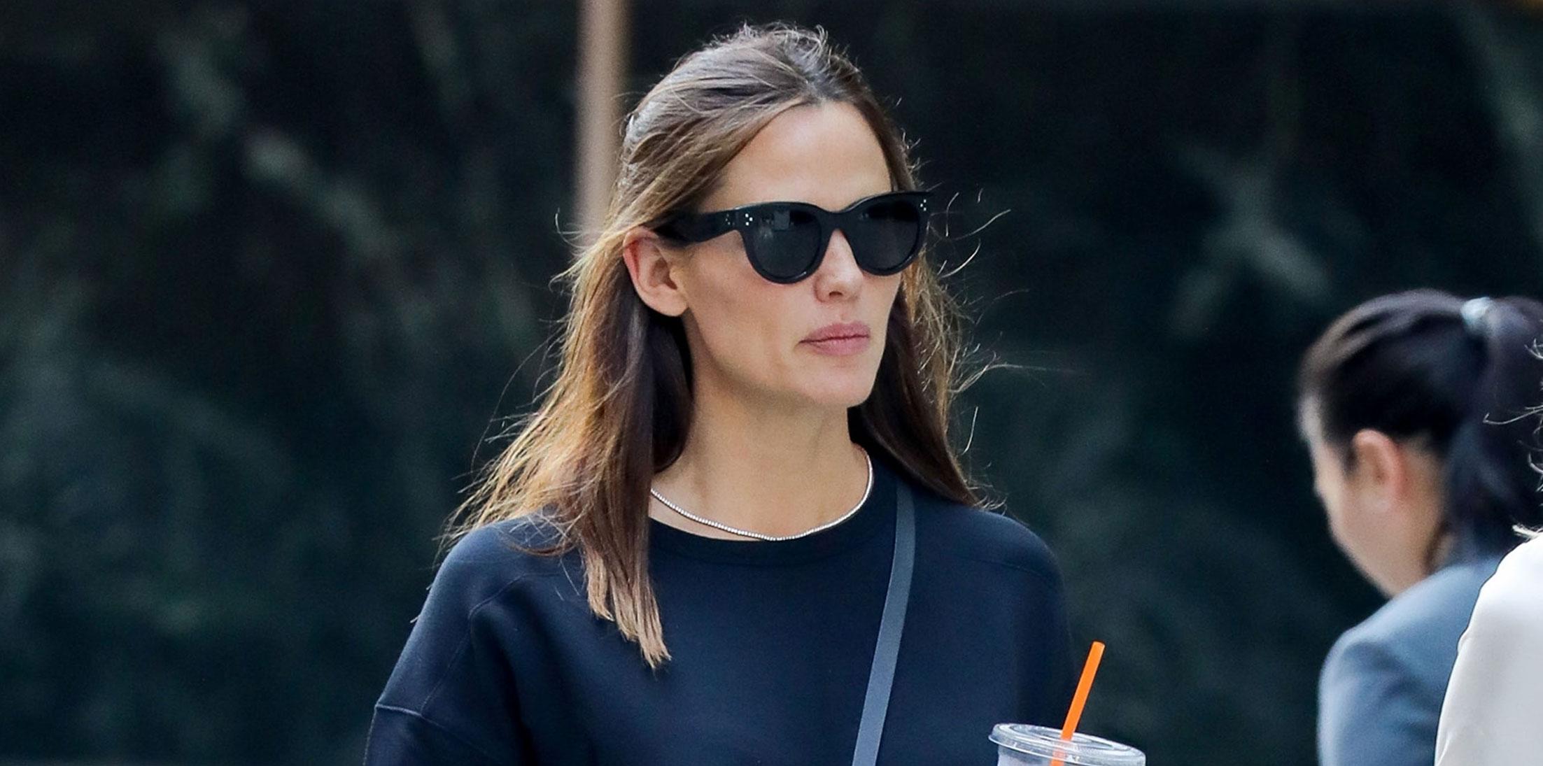 [PICS] Jennifer Garner Looks AMAZING As She Enjoys The Single Life