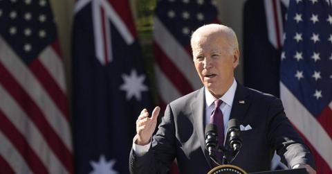 joe biden caught reading cue cards