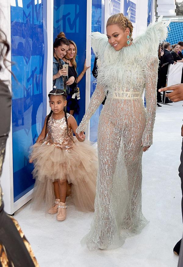 Beyonce blue ivy 11k dress 02