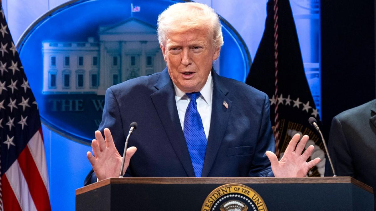 image of Donald Trump is married to Melania. 