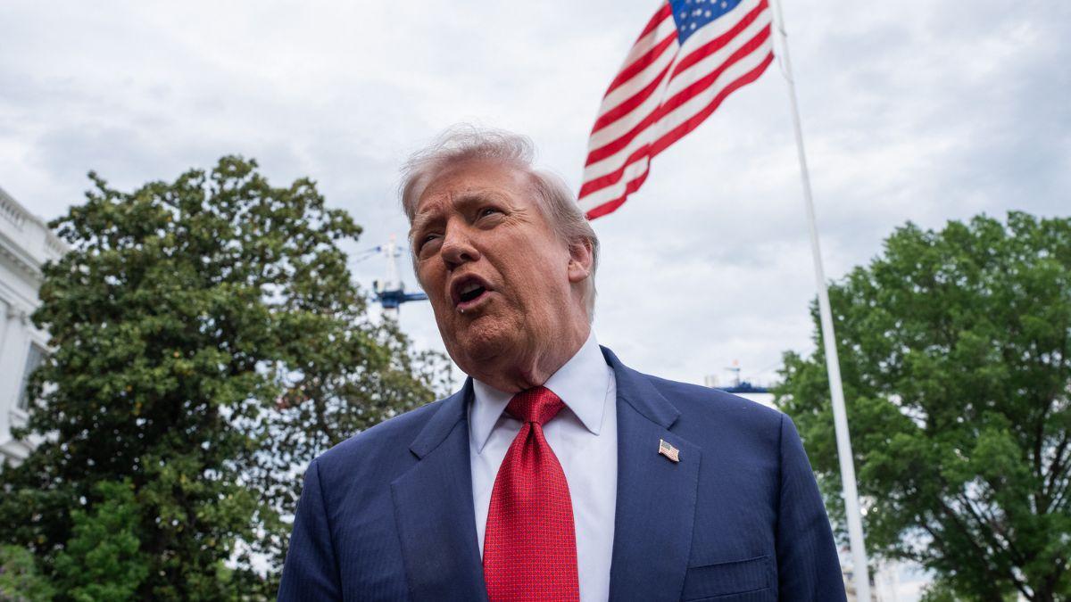 Image of Donald Trump explained the difference between sea and see twice in one week.