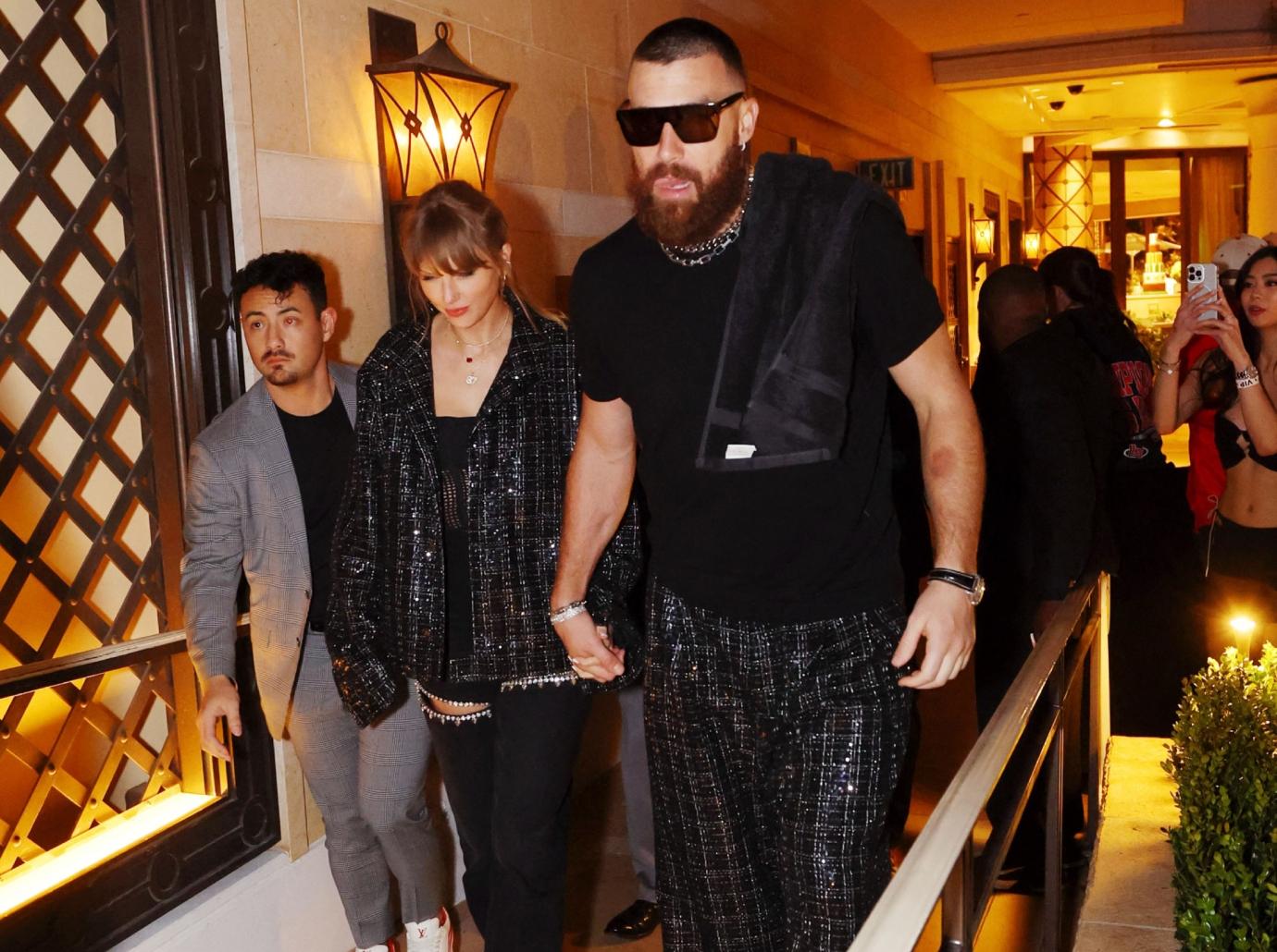 taylor swift points boyfriend travis kelce sydney show