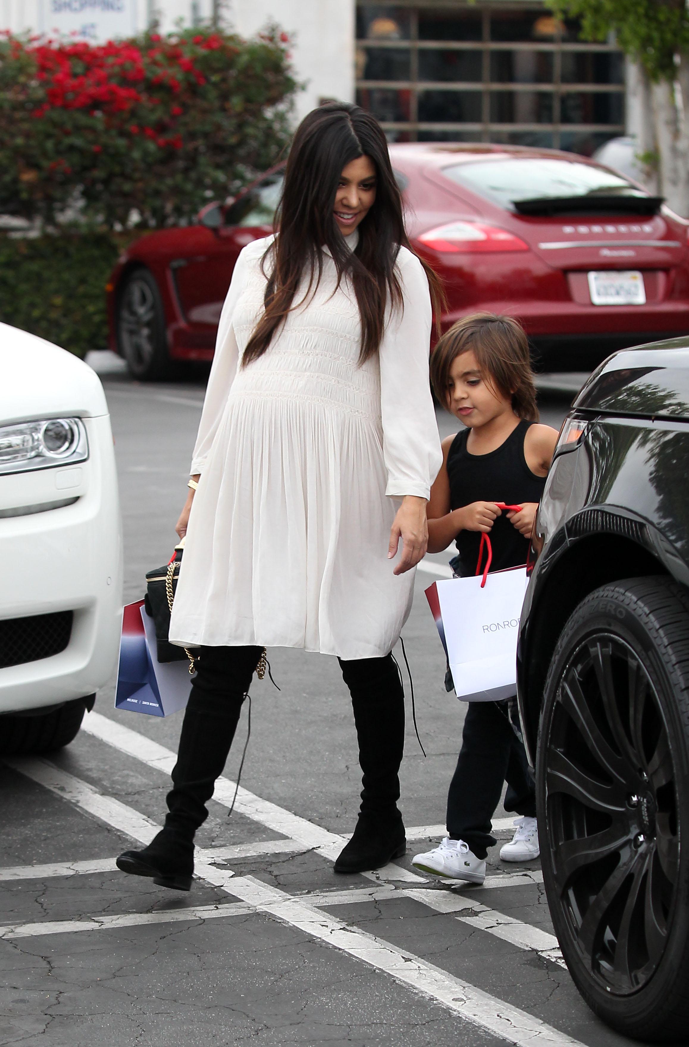 INF &#8211; Kourtney Kardashian and Mason Disick go shopping