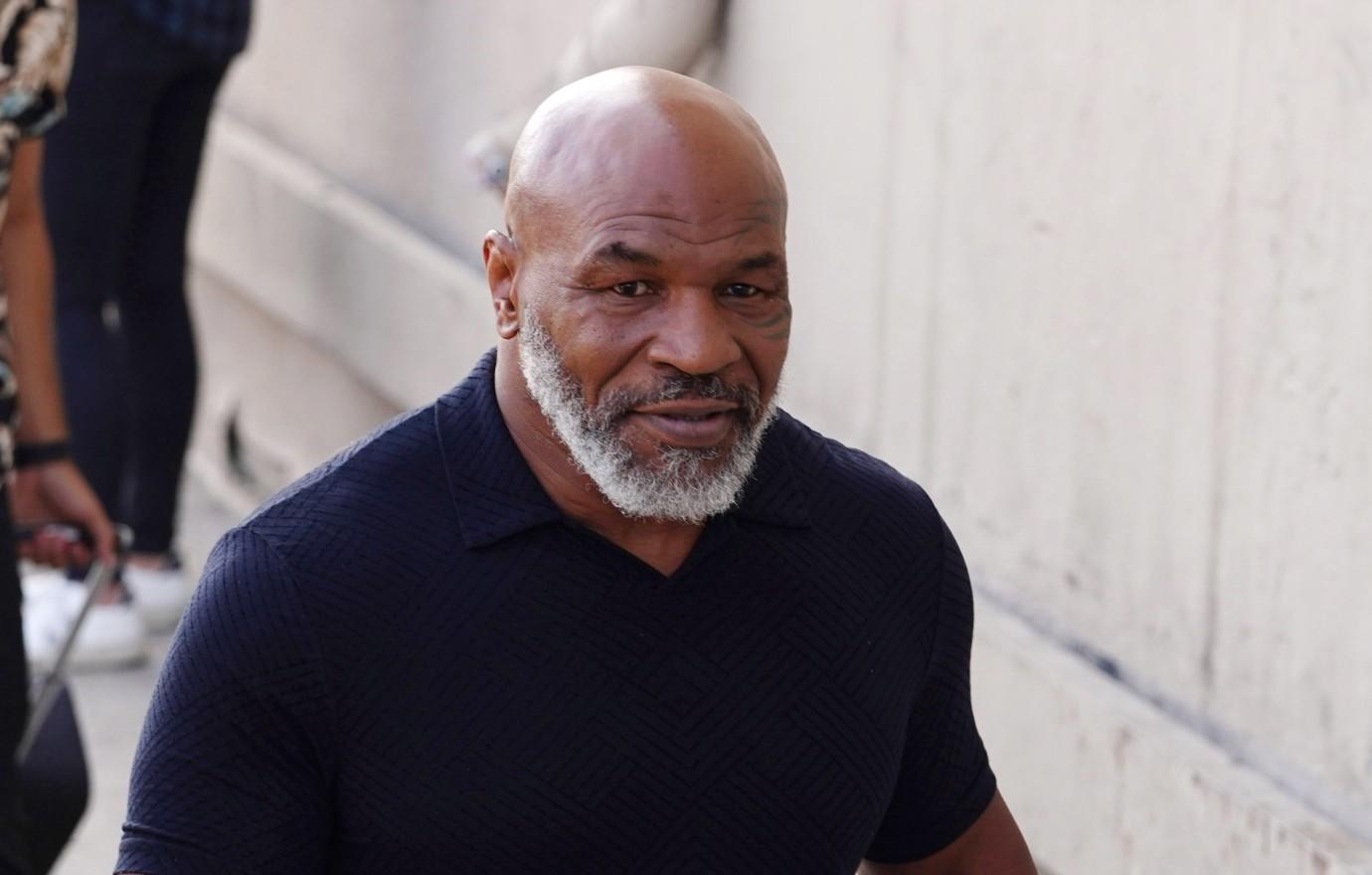 photographer accuses mike tyson trying grab breast photoshoot