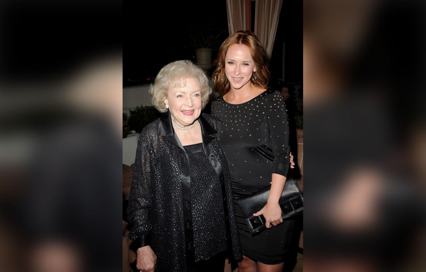 Jennifer love hewitt wild night out betty white 3