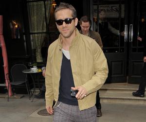 Ok_030813_ryan reynolds hottie main.jpg