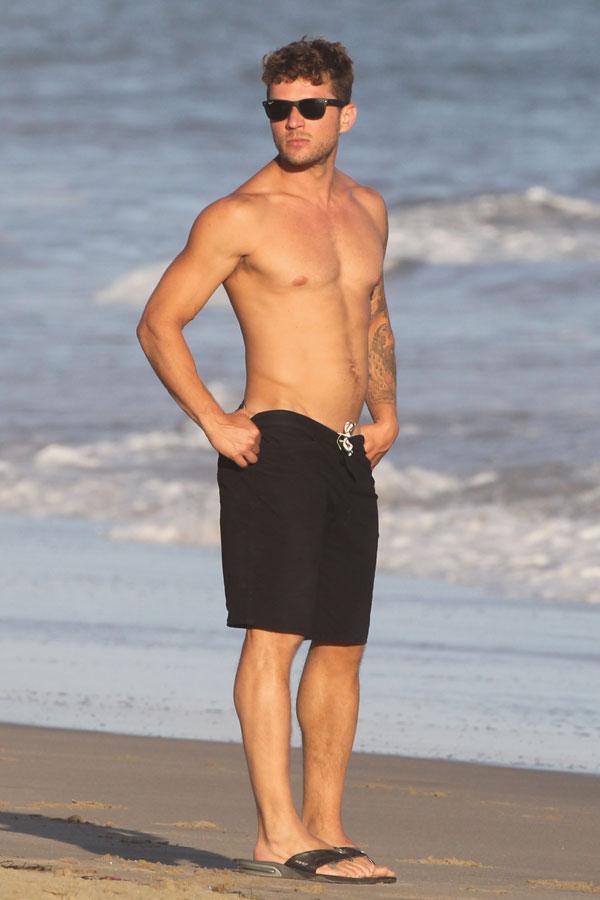 RYAN PHILLIPPE SHIRTLESS BEACH BODY 01