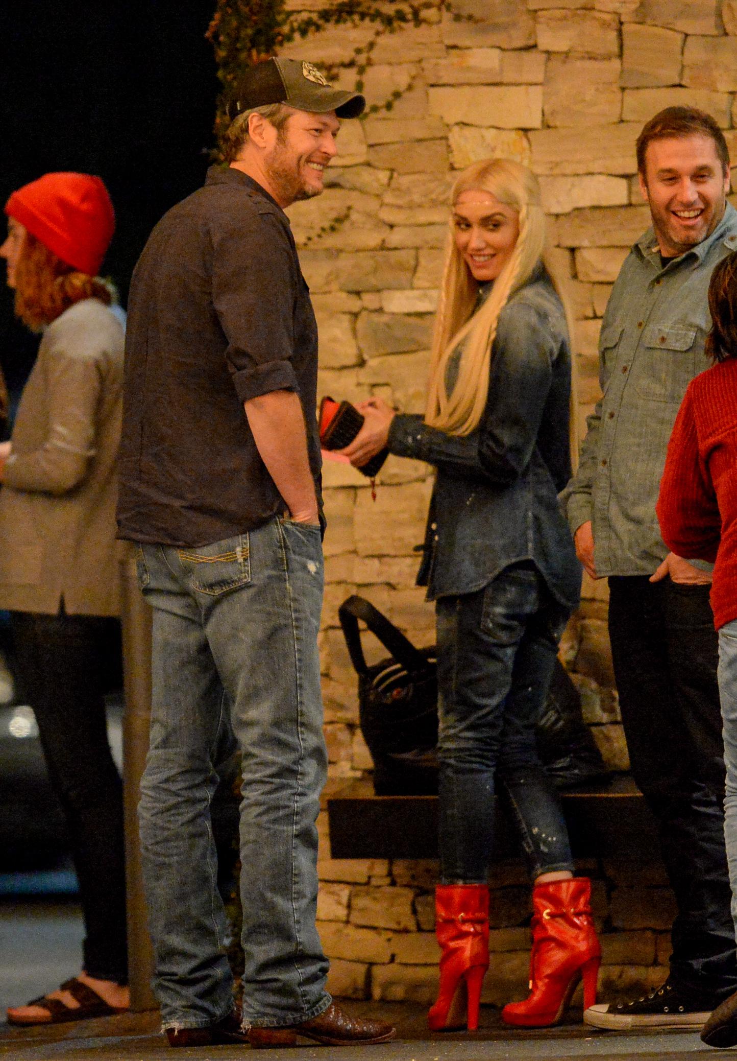 EXCLUSIVE: **PREMIUM EXCLUSIVE RATES APPLY**STRICTLY NO USA PRINT**STRICTLY NO WEB UNTIL 12AM GMT DEC 11TH** Gwen Stefani and Blake Shelton kiss and dance as they leave Casa Vega in Studio City