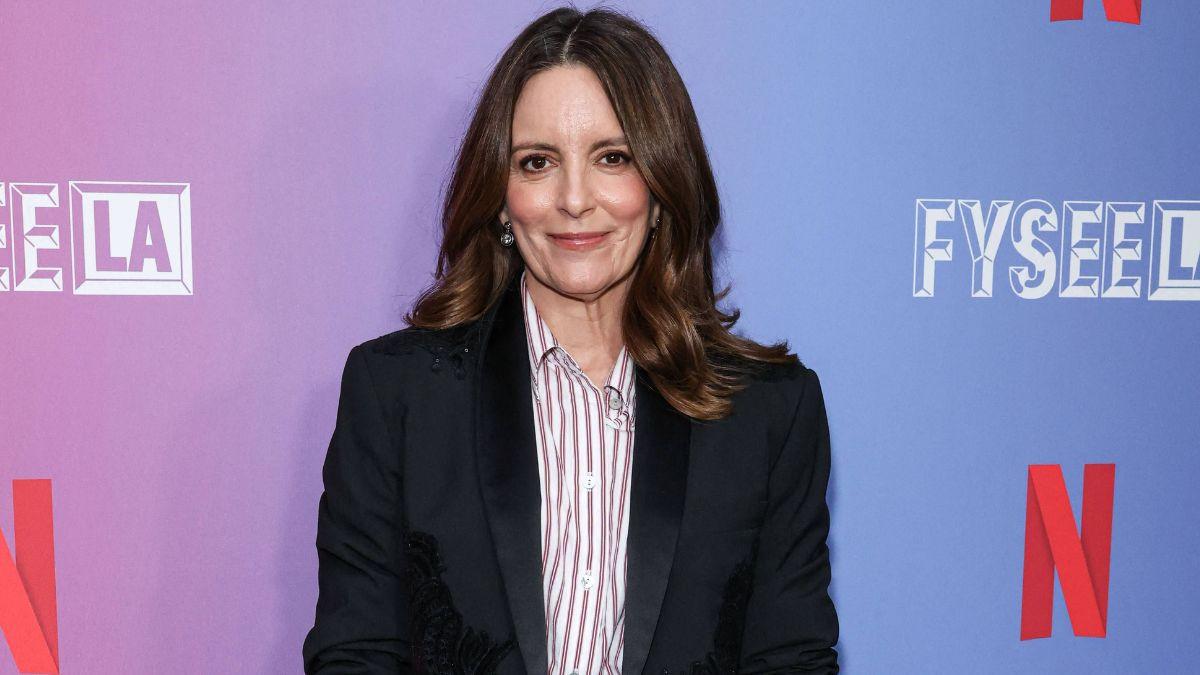 Photo of Tina Fey said her tight schedule 'kept her' in the world following the death of her mother in 2024.