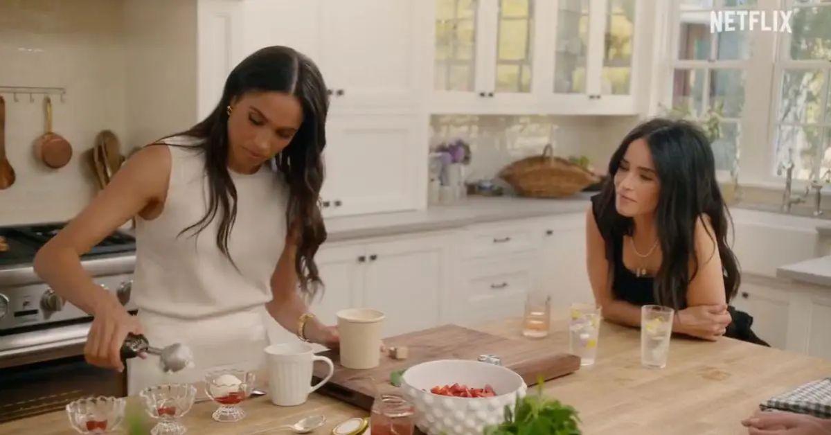 mindy kaling discusses meghan markle cooking show golden globes