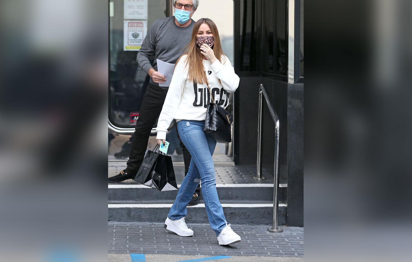 Sofia Vergara Is Chic in Ripped Jeans, Nike air max 90 set to rise