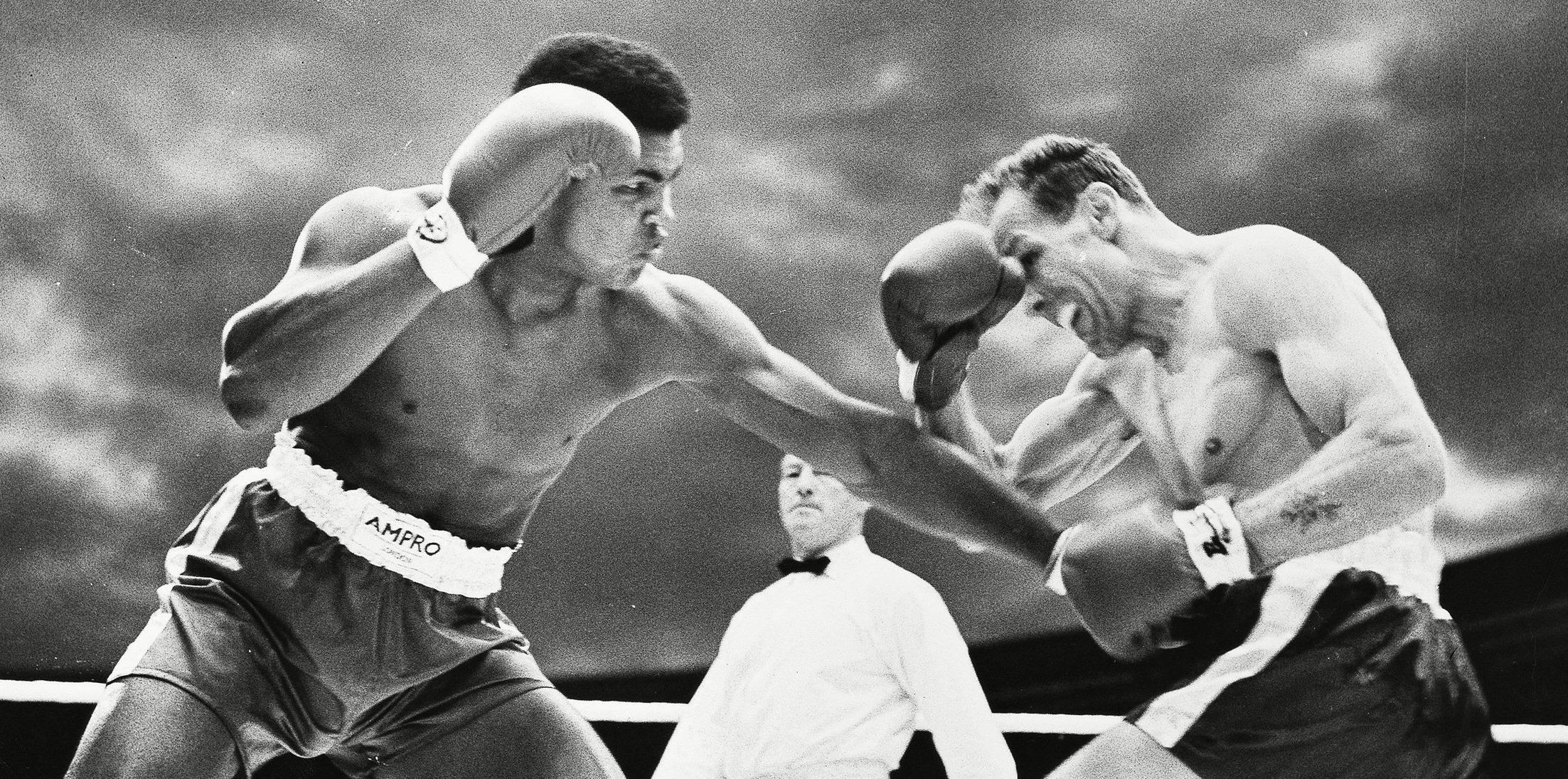 Muhammad Ali V Henry Cooper In A Non-title Fight At Wembley Stadium In 1963.