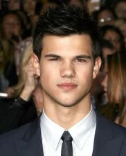 2009__12__fp_4024523_rij_new_moon_set1_111609 182×225.jpg