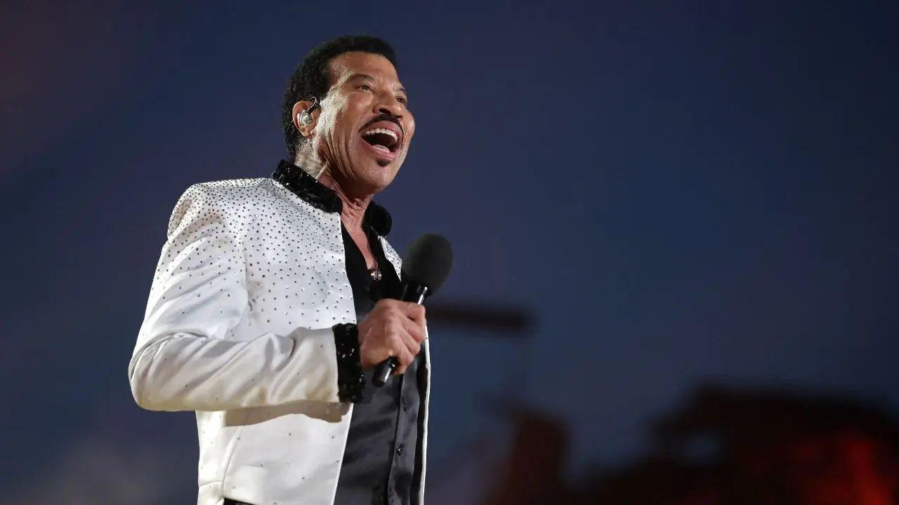 Photo of Lionel Richie said he began feeling 'dizzy' during a concert in June.