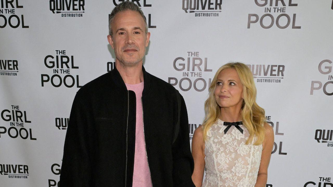 Image of Freddie Prinze Jr. said that he wanted to cook for for Sarah Michelle Gellar during the earliest days of their friendship.
