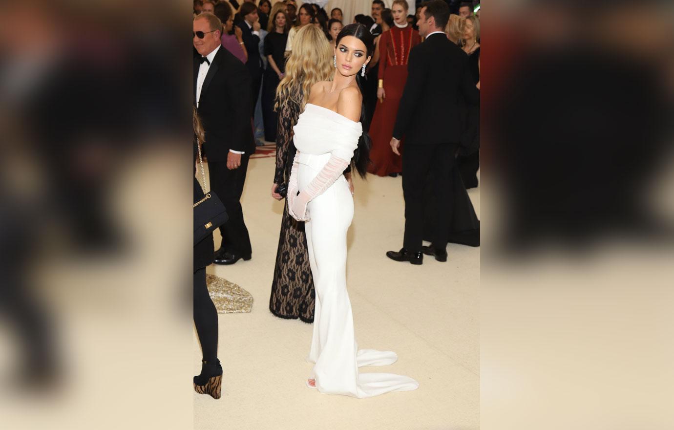 Kendall jenner pushes assistant met gala 3