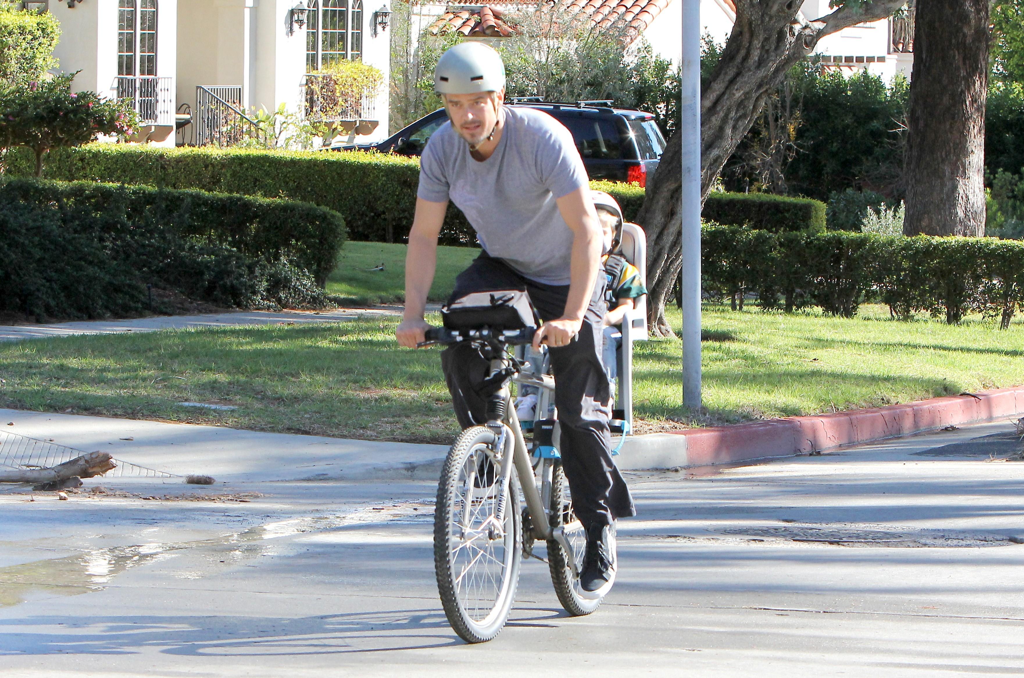 Josh duhamel bike ride son axl 02