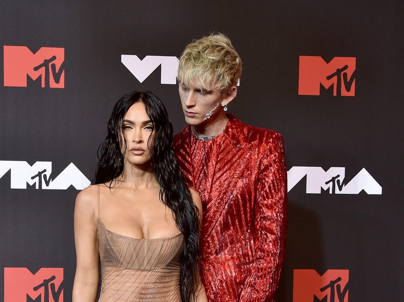 megan fox very upset mgk wont speak engagement hangs thread