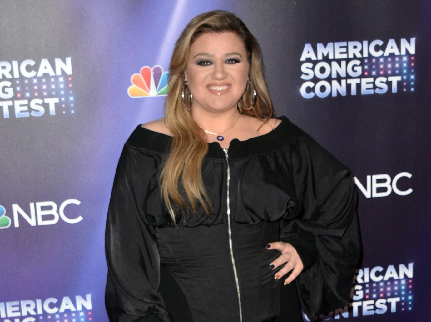 kelly clarkson doesnt want be friends exes awkward