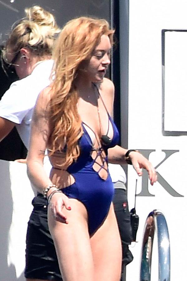 lindsay lohan pregnant baby bump smoking