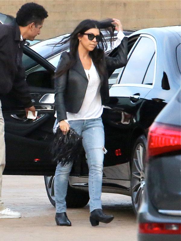 Kourtney kardashian scott disick hold hands