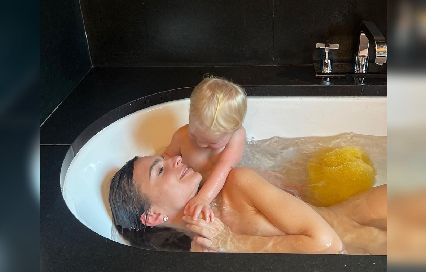 мама зашла в ванну а сын голый (120) фото