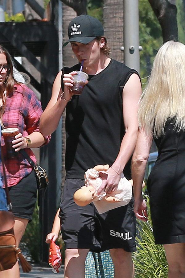 brooklyn beckham harper breakfast