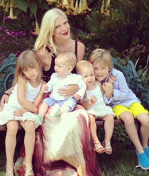 Tori_spelling_baby_weight_family_photos_rotator.jpg