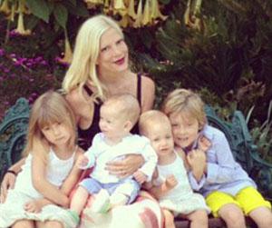 Tori_spelling_baby_weight_family_photos_rotator.jpg