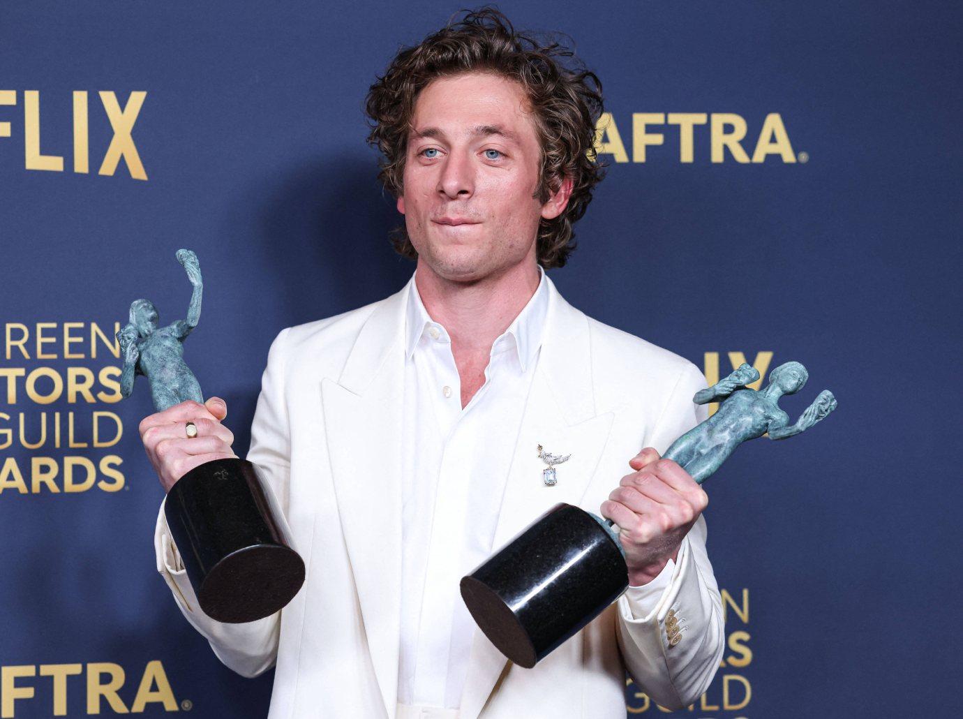 Jeremy Allen White Seen Kissing 'The Bear' Costar Molly Gordon