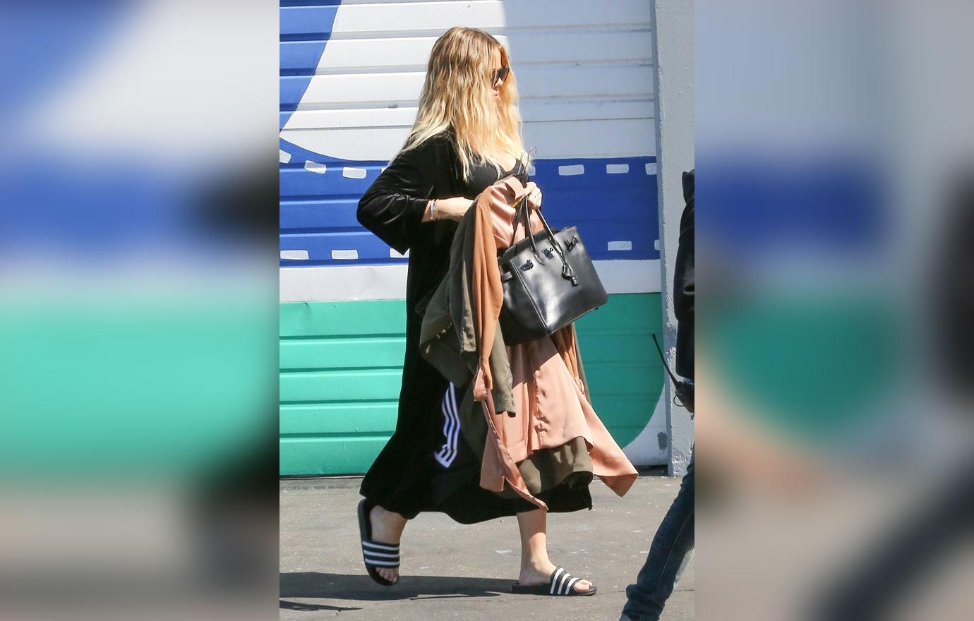 Khloe kardashian baby bump