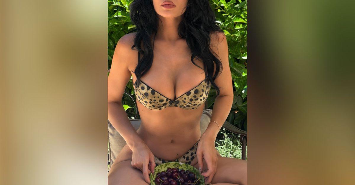 bikini kylie jenner curves photos
