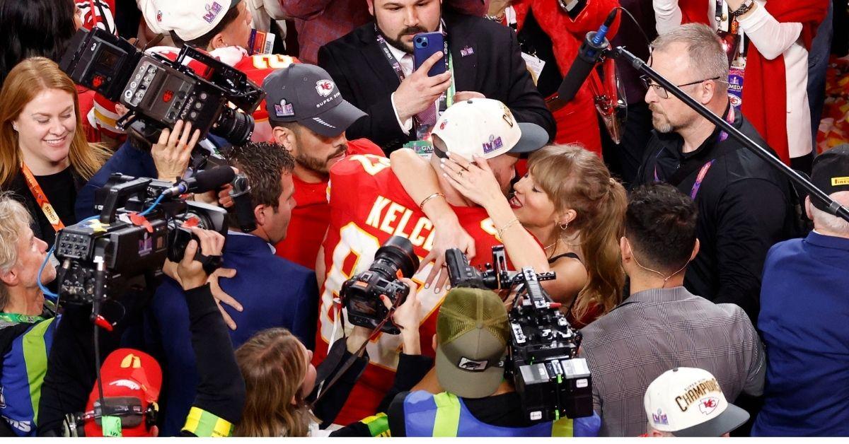 espn announcer called out calling taylor missus kelce proud of travis kelce