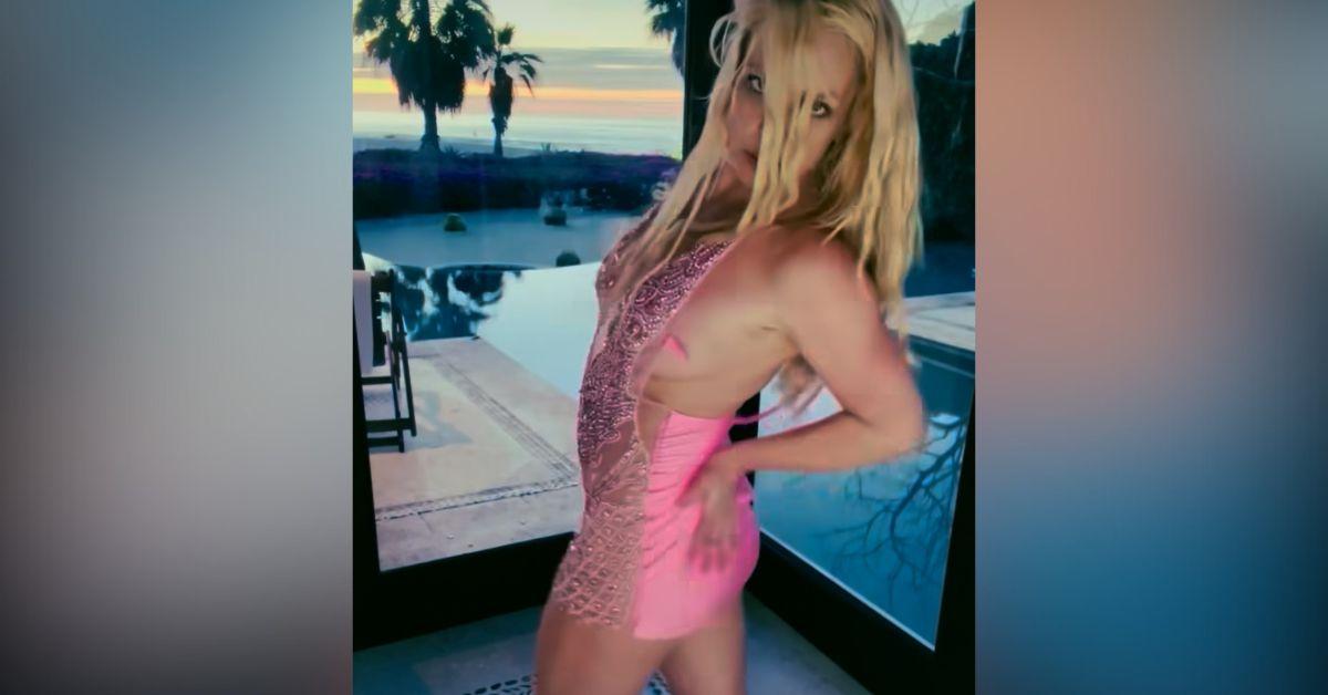 britney spears apologizes flight attendant trouble smoking cigarette on plane