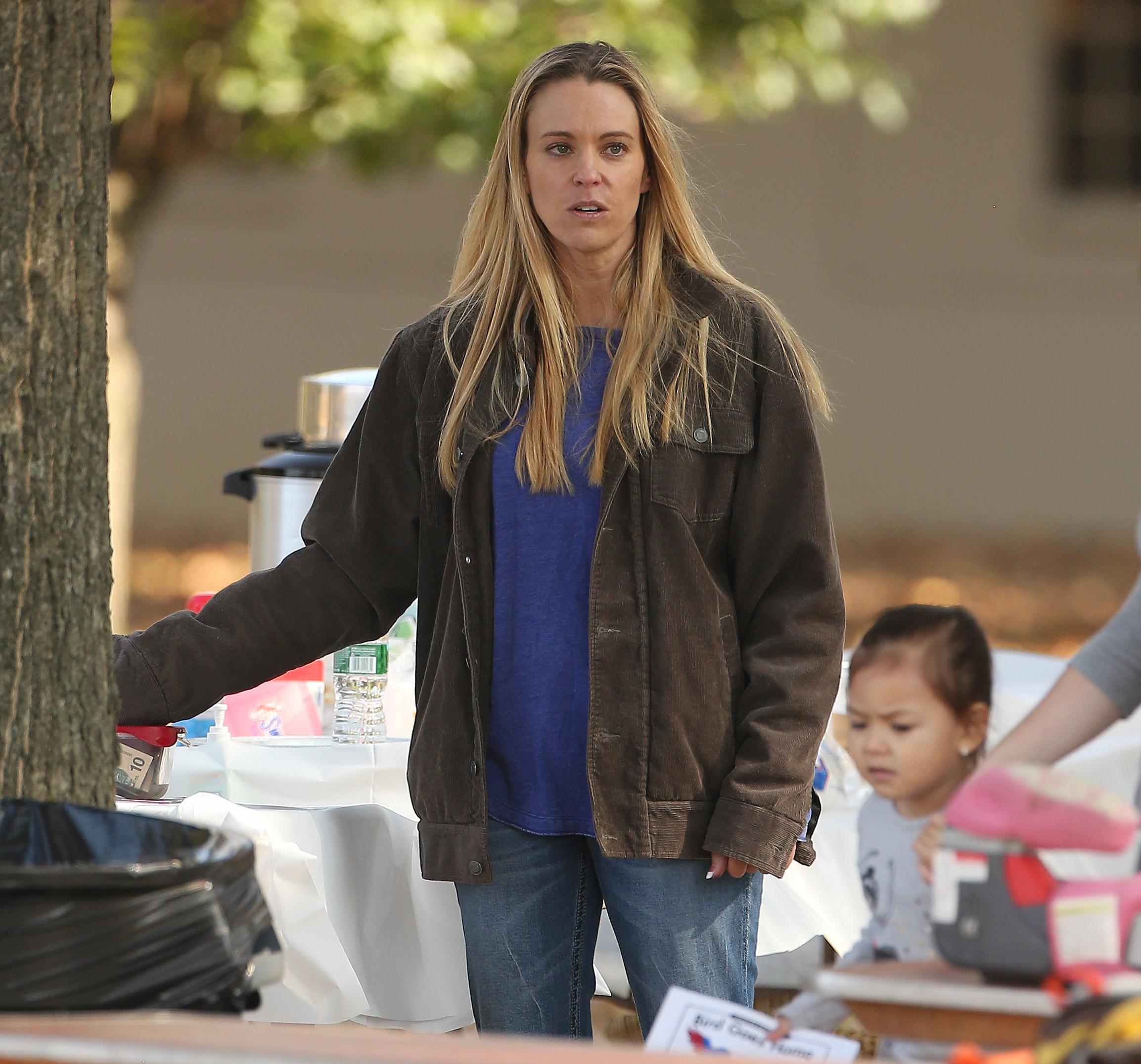 EXCLUSIVE: INF &#8211; Kate Gosselin holds a yard sale with her children, Jon Gosselin and Steve Neild stop by