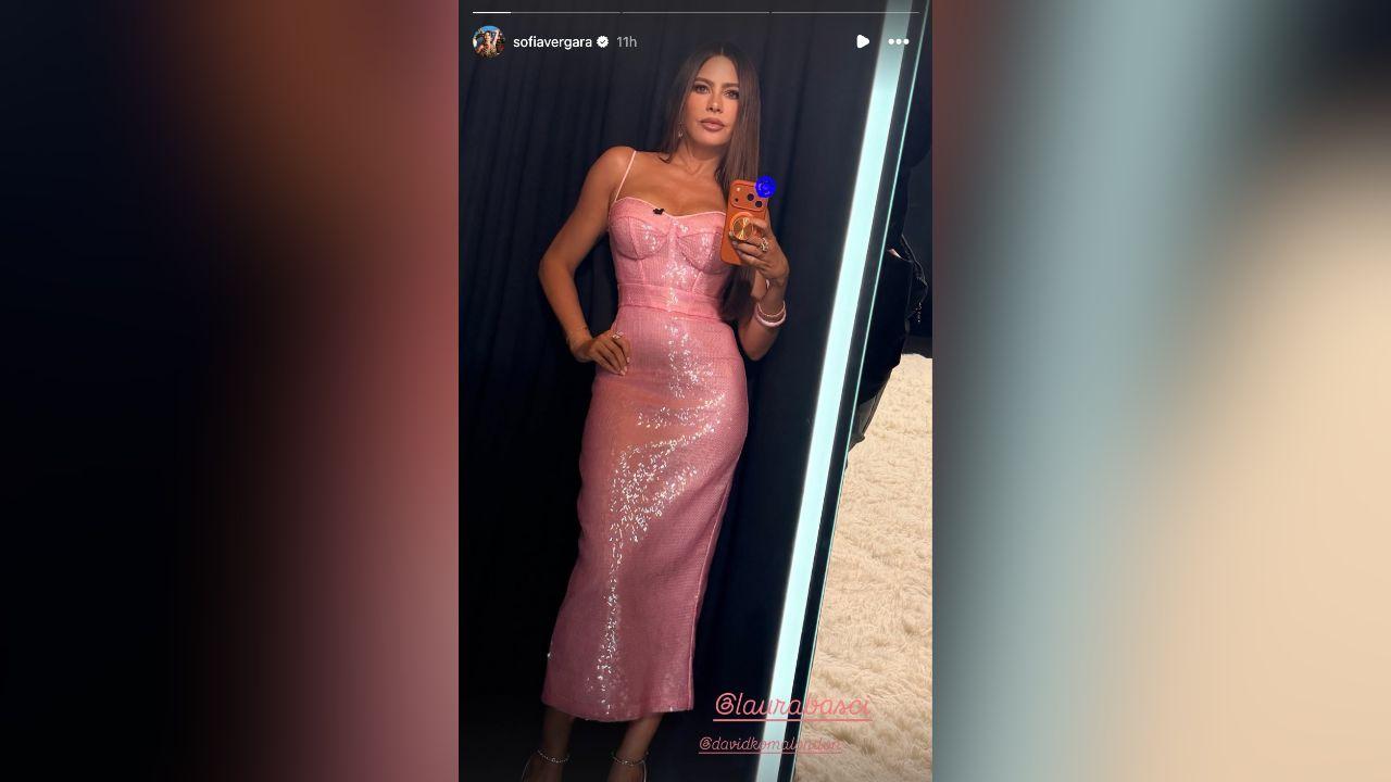 image of Sofía Vergara also shared a photo with Howie Mandel while holding a baby from the show’s young audience.