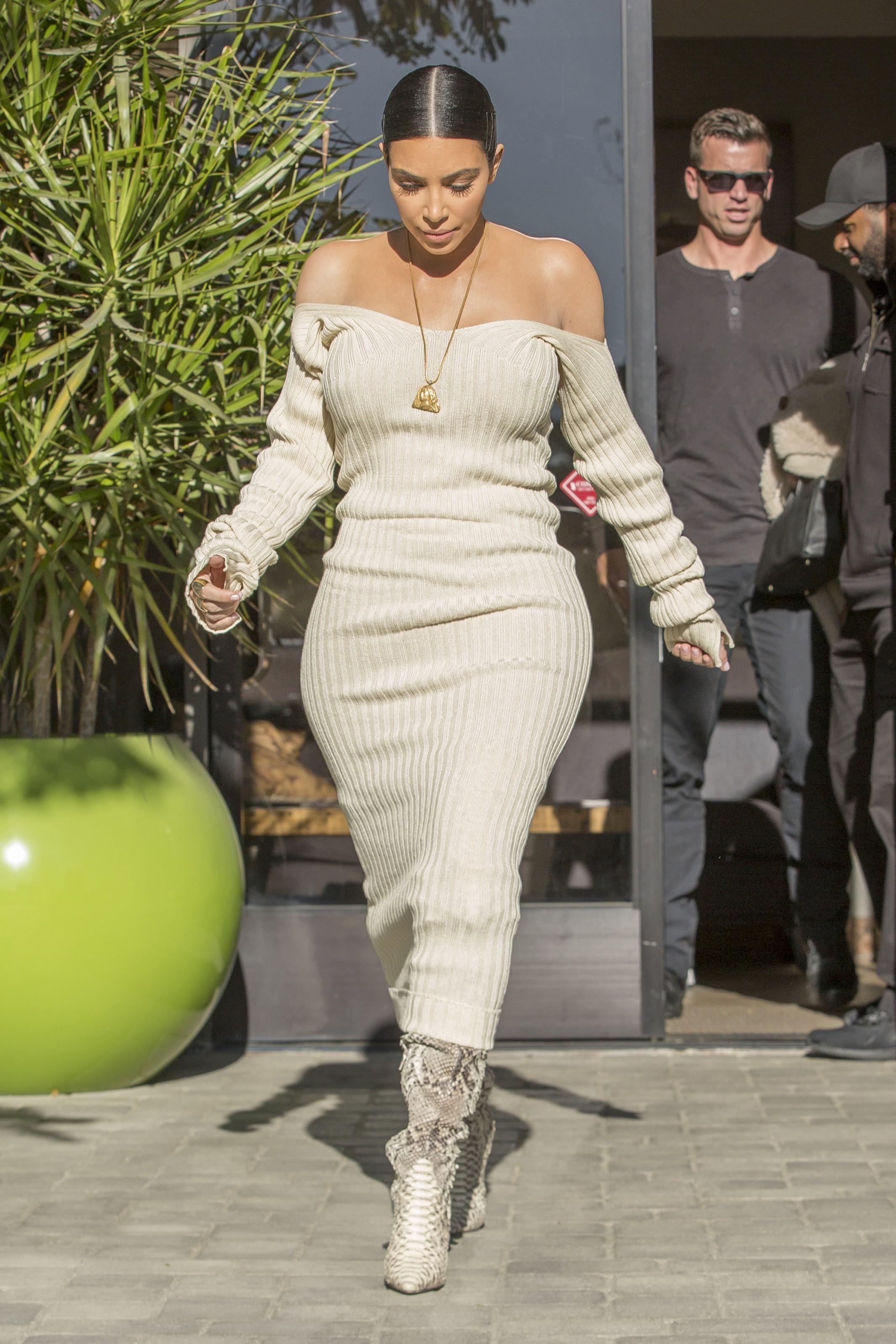 *EXCLUSIVE* Kim Kardashian shows off her bling as she leaves the studio