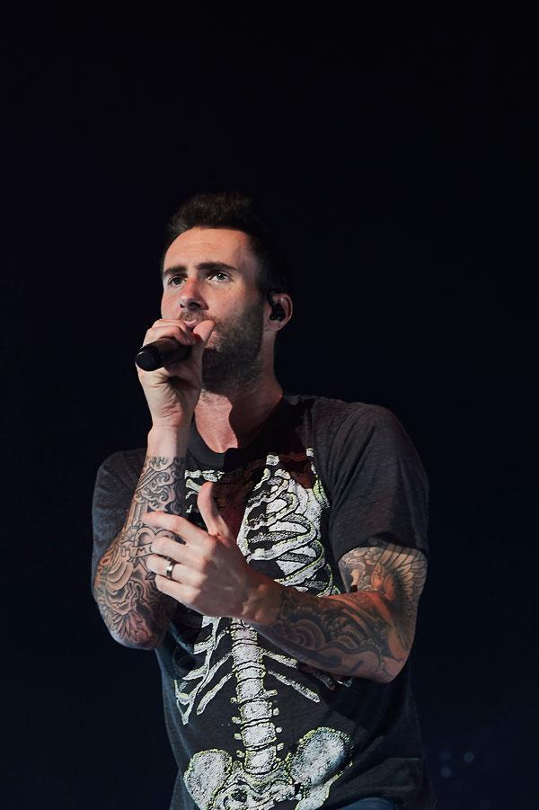 Adam levine blake shelton women5