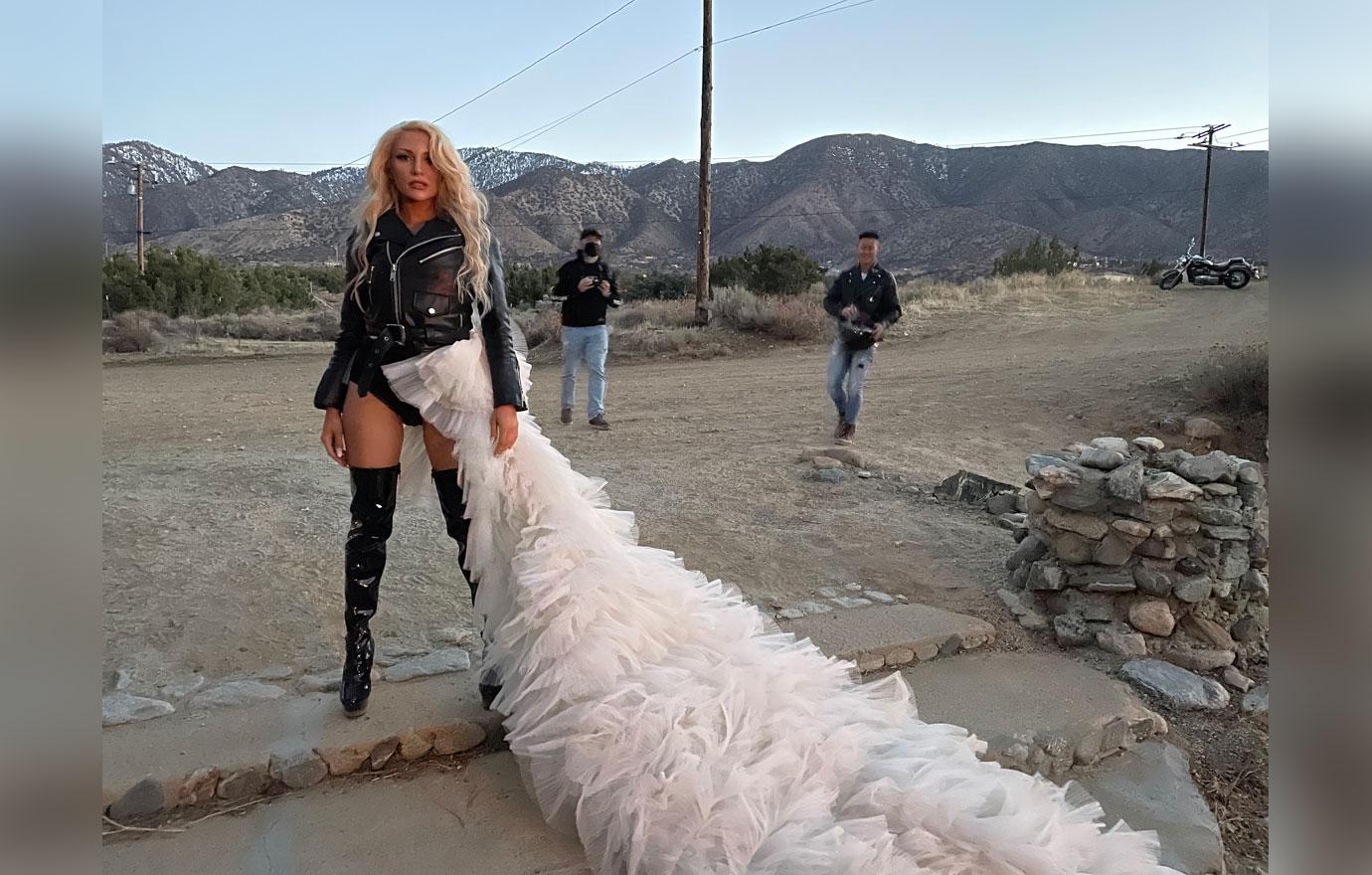 Courtney Stodden Talks New Song 'Pleasure,' See BehindTheScenes Photos(01)