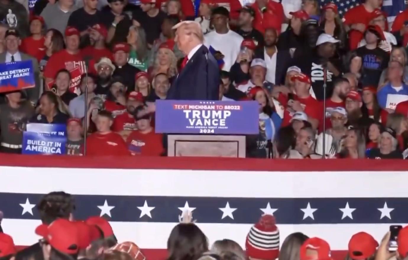 donald trump wandering onstage  minutes audio michigan rally watch